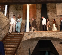 Sus Altezas Reales la Princesa de Asturias y la infanta Doña Sofía se dirigen a la planta inferior de la Casa "Sala Grande"